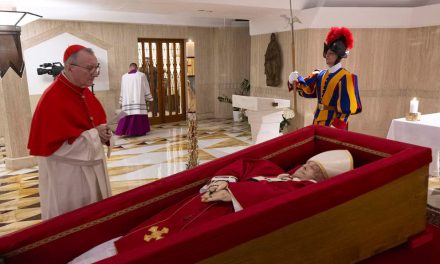 El Vaticano publica imágenes del papa Francisco tras su fallecimiento