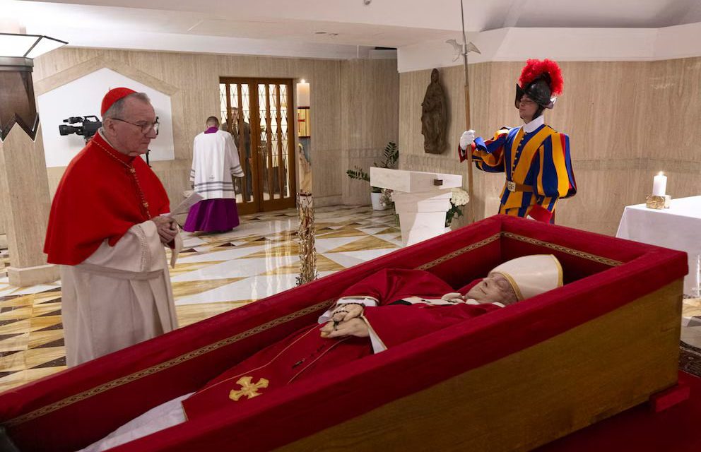 El Vaticano publica imágenes del papa Francisco tras su fallecimiento