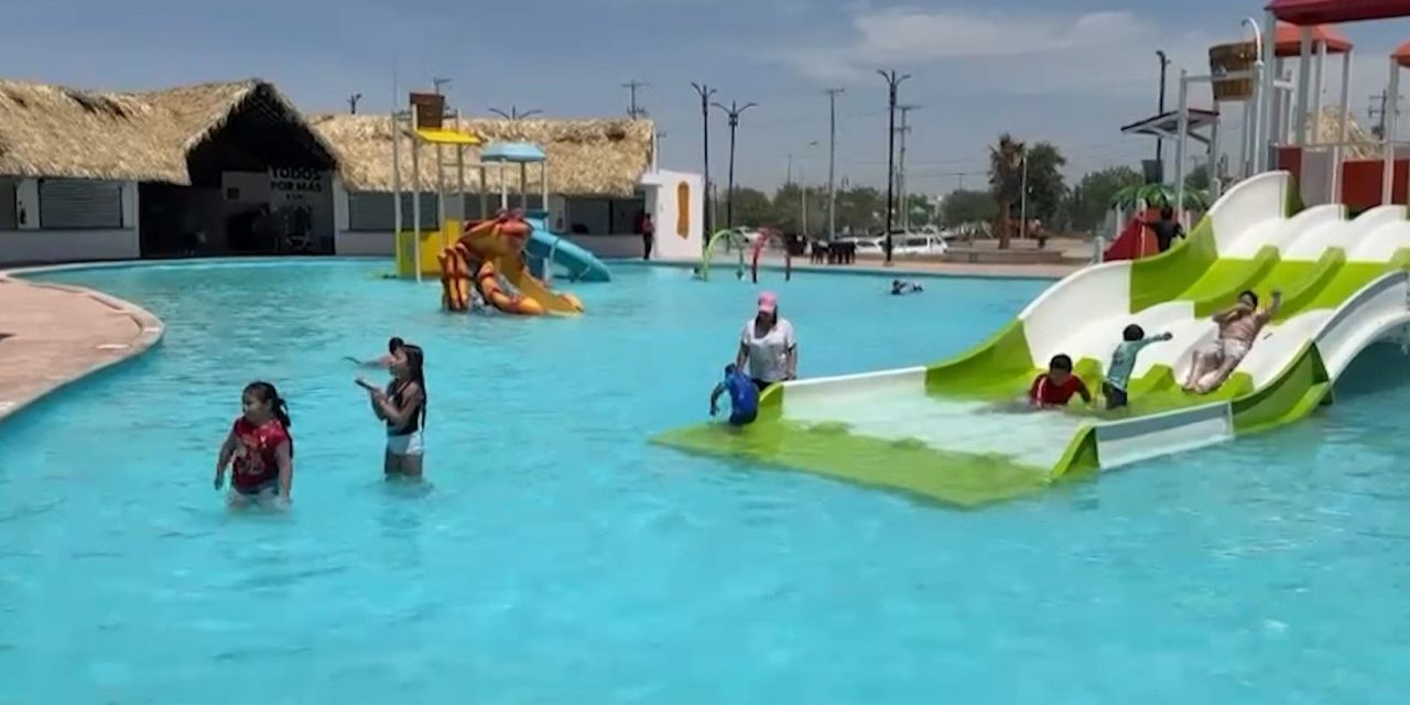 Familias disfrutan de Aqua Ramos