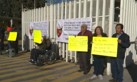 Realizan manifestación pensionados y jubilados de Pemex