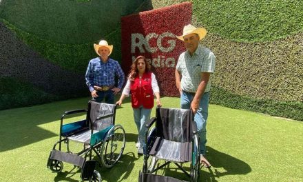 Recibe Fundación RCG donación de silla de ruedas