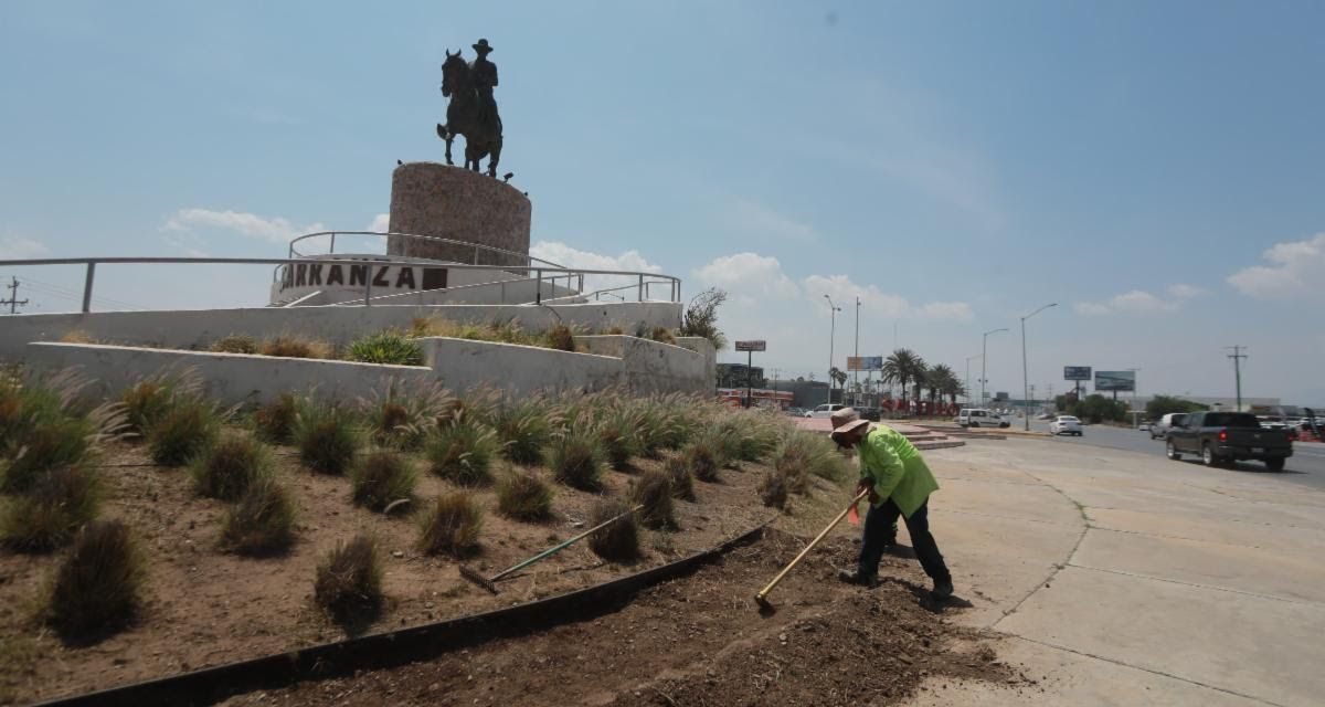 Cuadrillas de ‘Aquí Andamos’ rehabilitan áreas verdes