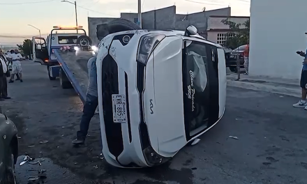 Accidente automovilístico deja daños materiales en la Colonia Loma Linda