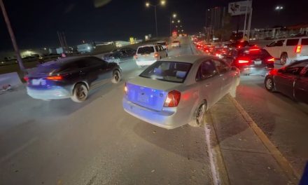 Accidente en el bulevar Nazario Ortiz Garza genera caos vial y daños materiales