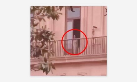 ¿Fantasma o confusión? Mujer en balcón del Palacio de Gobierno de San Luis Potosí desata polémica