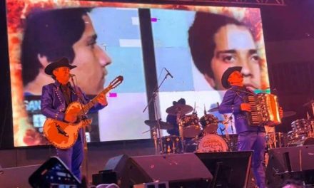 Los Alegres del Barranco vuelven a proyectar imágenes de ‘El Mencho’ en concierto en Uruapan