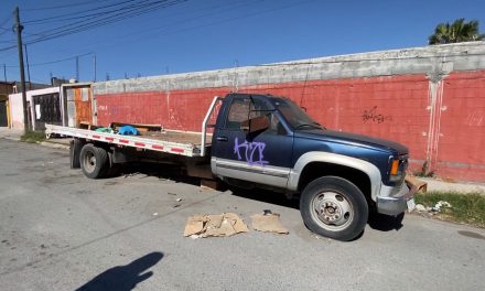Camión plataforma está abandonado en calles de la colonia Omega