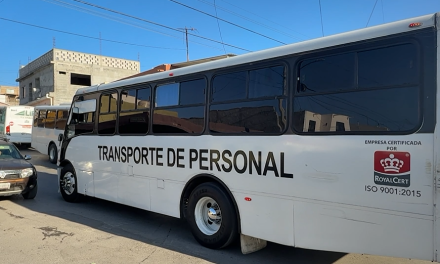 Saltillo: Obstruyen camiones entrada a escuela Fco. González Bocanegra