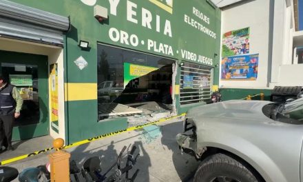 Camioneta se impacta contra casa de empeño tras falla mecánica en Saltillo