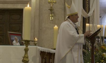 Celebra obispo misa exequial por el descanso del Papa Francisco