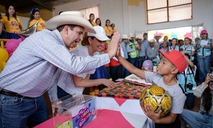 Celebran Javier y Luly a niñas y niños en el ejido San Juan de la Vaquería