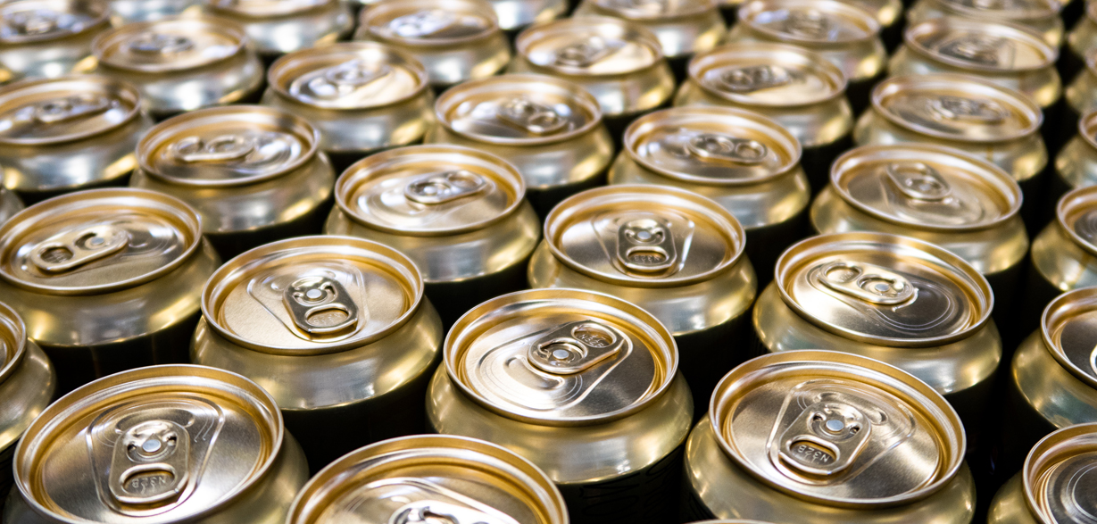 Estados Unidos aplicará arancel del 25 % a latas de aluminio para cerveza