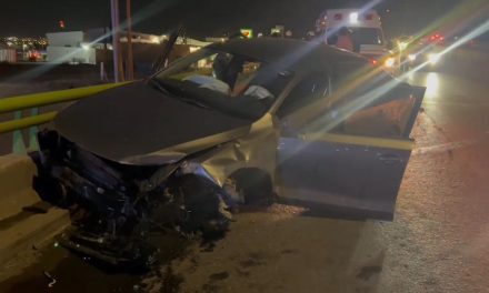 Choca y destruye su automóvil durante la noche del sábado en Saltillo