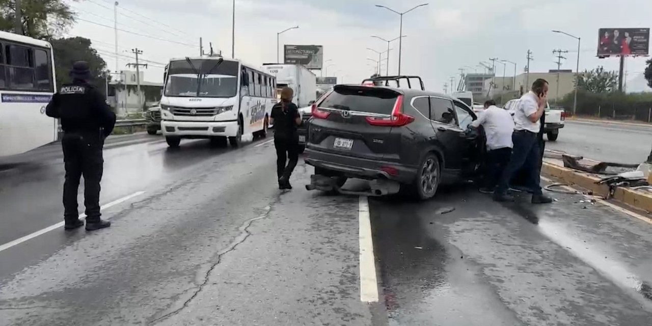 Conductora impacta luminaria tras perder el control de su camioneta en Saltillo