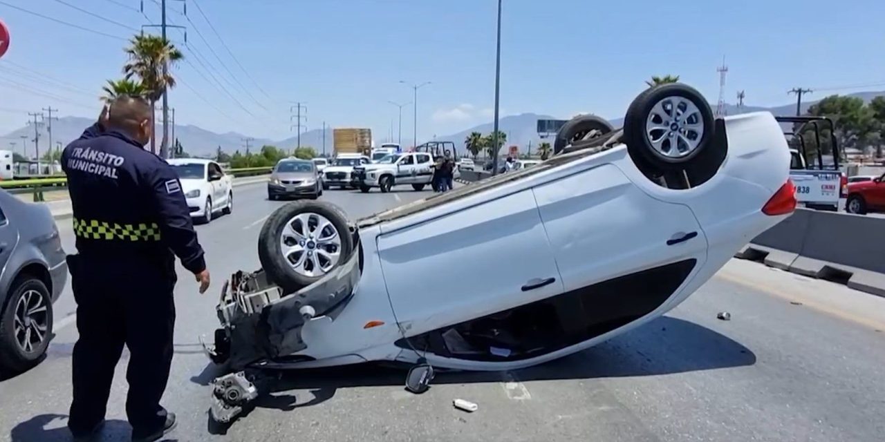 Conductor volcó en bulevar Fundadores