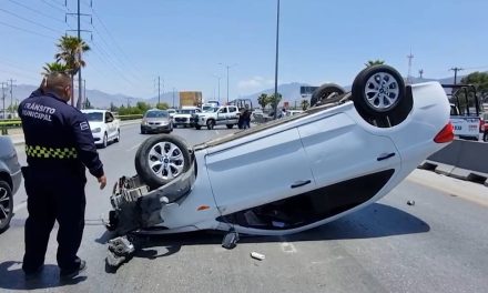 Conductor volcó en bulevar Fundadores