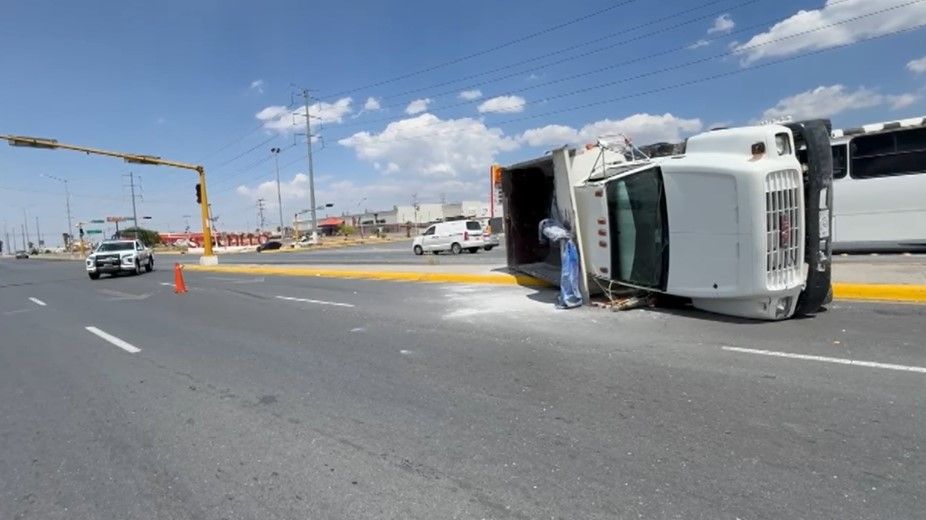 Saltillo: Conductor de camión torton vuelca para evitar choque en boulevard del sector sur