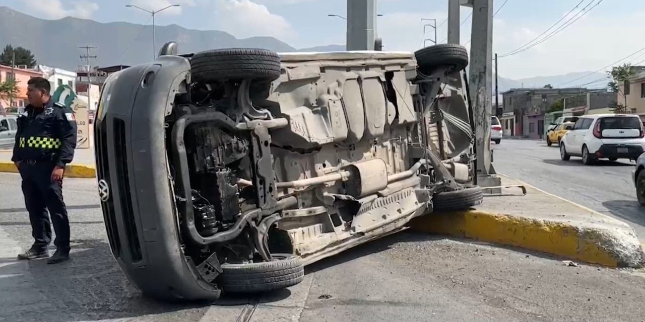 Conductor vuelca tras imprudente cambio de carril en el periférico