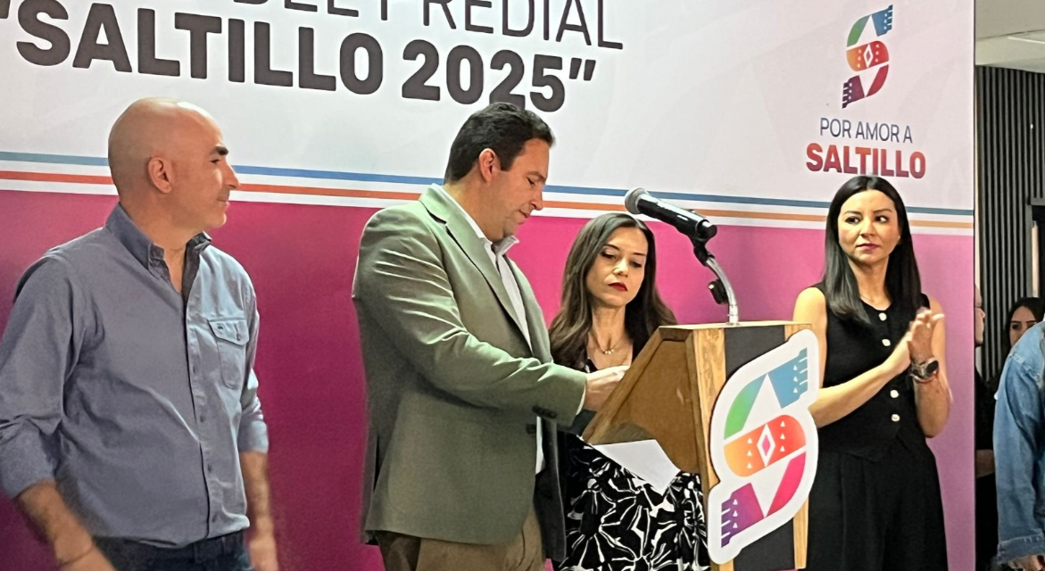 Reconocen a saltillenses cumplidos con premios en efectivo