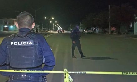 Hombre cruza la calle sin precaución y muere atropellado frente a su casa en Ramos Arizpe