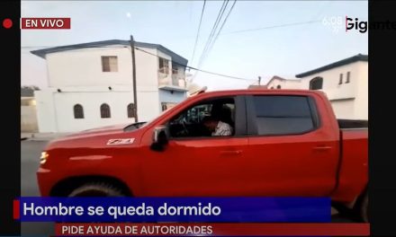 Saltillo: Hombre termina su fiesta dormido…. arriba de su camioneta en plena calle