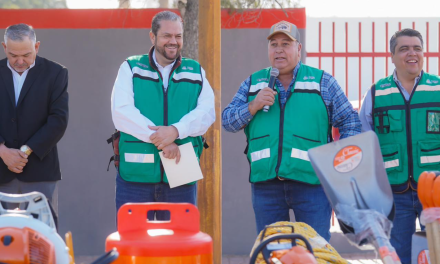 En Ramos Arizpe, entrega Tomás Gutiérrez equipo para una ciudad limpia y ordenada