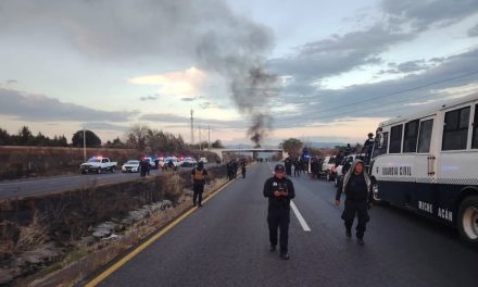Normalistas prenden fuego a un vehículo en la carretera Morelia-Pátzcuaro
