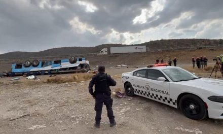 Trágico accidente en la carretera 57 en Galeana NL deja dos muertos y 15 lesionados