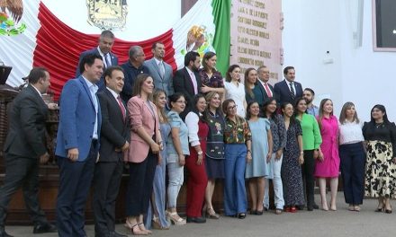 Rinden homenaje a las educadoras, Congreso del Estado les reconoce su labor
