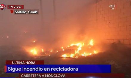 Sigue el incendio en la recicladora en los límites de Saltillo y Ramos Arizpe