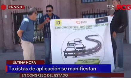 Conductores de aplicación se manifiestan afuera del Congreso del Estado