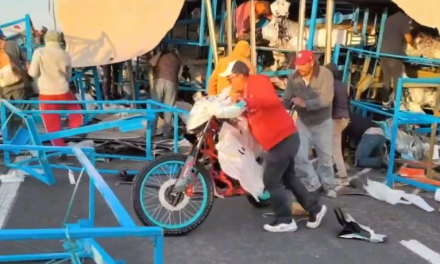 Tráiler vuelca en el Edomex y desata rapiña de motocicletas