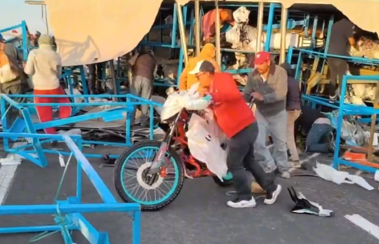 Tráiler vuelca en el Edomex y desata rapiña de motocicletas