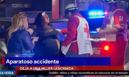 Choca contra semáforo y lesiona a su acompañante al sur de Saltillo