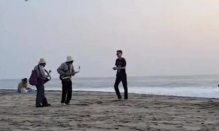 Extranjero corre a músicos mexicanos lanzándoles arena en playas de Oaxaca