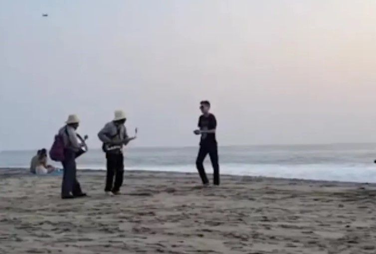 Extranjero corre a músicos mexicanos lanzándoles arena en playas de Oaxaca