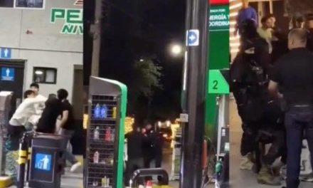 Jóvenes se dan con todo afuera de una gasolinera en Torreón (video)