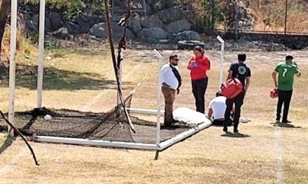 Muere niño de 12 años al caerle una portería mientras jugaba futbol en Colima