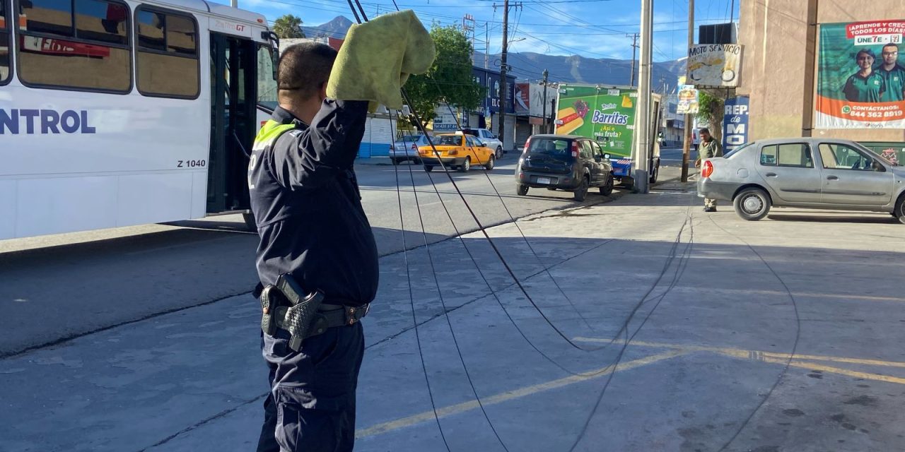 Postes son derribados por Transporte de Personal en Saltillo
