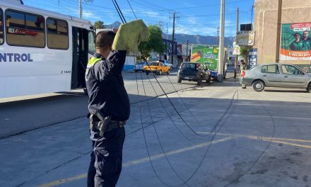 Postes son derribados por Transporte de Personal en Saltillo