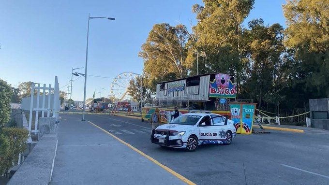 Encuentran camioneta con dos cuerpos y amenazas del CJNG cerca de la sede de la Feria de Puebla