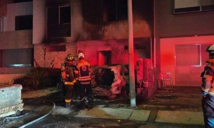 Familia es rescatada de las llamas luego de que les quemaran su vivienda en Querétaro