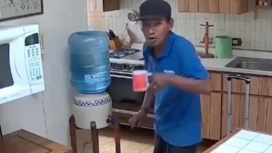 Video: Ratero termina sediento tras hurtar una casa; aprovecha para tomar agüita y llevarse el botín