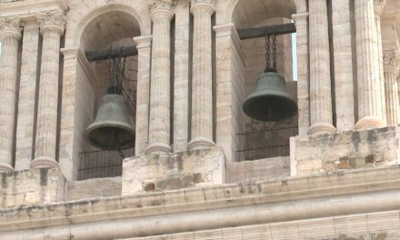 Replicaron 88 veces las campanas de Catedral en señal de duelo por el deceso del Papa