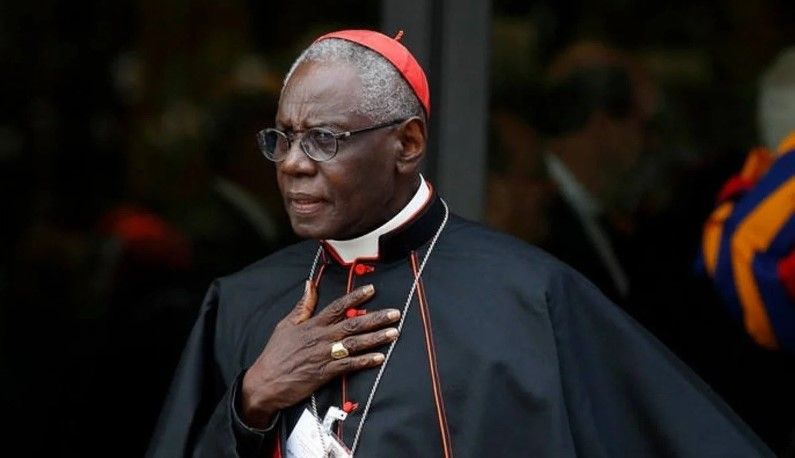 ¿Un Papa tradicionalista? Inteligencia Artificial perfila a Robert Sarah como favorito
