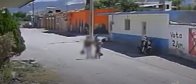 Brutal agresión contra mujer frente a su hijo en Tilapa, Puebla; el atacante sigue libre