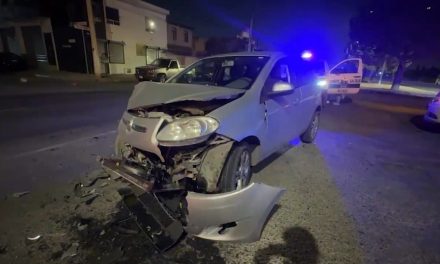 Saltillo: Retorna desde carril central y choca en Urdiñola