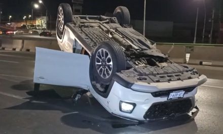 Saltillo: Se duerme y termina volcando, provocó caos vehicular en Fundadores