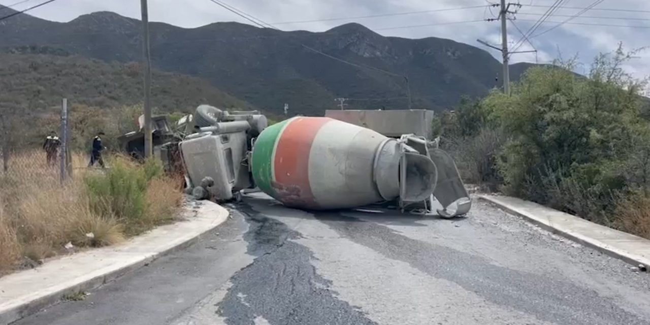 Vuelca camión revolvedora en Lomas de Lourdes