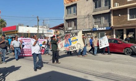 Exobreros de AHMSA marchan por el Día del Trabajo